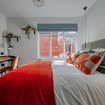 First Floor - Stylish 3 Bedroom Apartment
