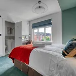 First Floor - Stylish 3 Bedroom Apartment